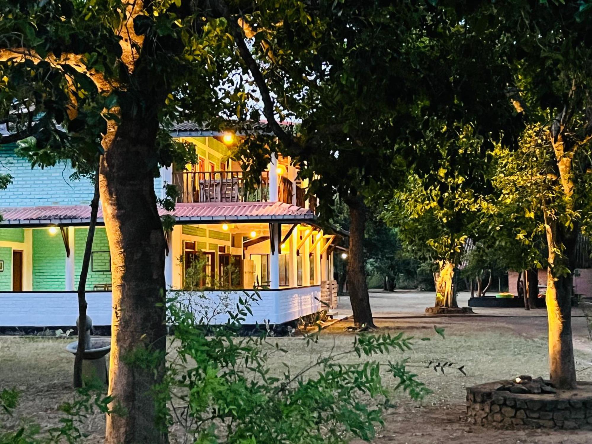 Funky Leopard Safari Lodge Bordering Yala National Park Kataragama Exterior foto